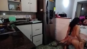 me masturbaba mir&aacute_ndola como estaba vestida y no se aguanto para chuparme toda la verga