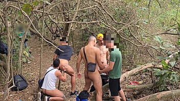 FUI NO PARQUE COM OS AMIGOS E VIROU UMA SURUBA