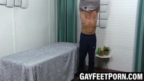 Muscular hunk footjob after toe sucking bliss