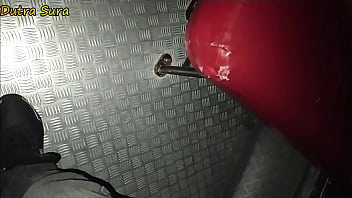 Estava tansando na poltrona do &ocirc_nibus e me expulsaram. Ent&atilde_o fui transar na cabine.