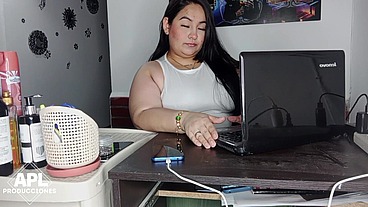 Llego a mi oficina y le doy un rico masaje a mi compañera y me la termino follando en la oficina - Historia completa
