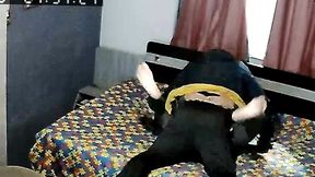 flagra mostra 2 homens trepando escondido apos sua esposa sair