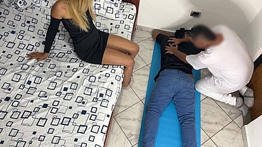 Me Gusta que el Masajista me Haga Masaje en mi Culo y mi Vagina al Frente de mi Marido Cornudo NTR Netorare