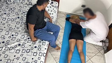 Me Gusta que el Masajista me Haga Masaje en mi Culo y mi Vagina al Frente de mi Marido Cornudo NTR Netorare