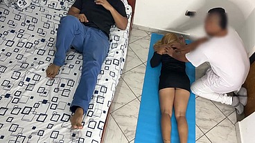 Me Gusta que el Masajista me Haga Masaje en mi Culo y mi Vagina al Frente de mi Marido Cornudo NTR Netorare