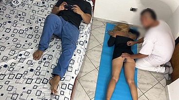 Me Gusta que el Masajista me Haga Masaje en mi Culo y mi Vagina al Frente de mi Marido Cornudo NTR Netorare