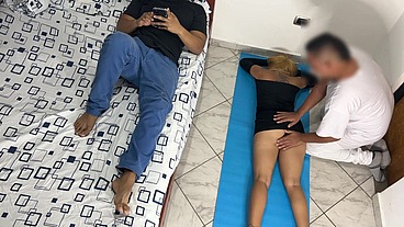 Me Gusta que el Masajista me Haga Masaje en mi Culo y mi Vagina al Frente de mi Marido Cornudo NTR Netorare