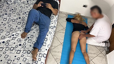 Me Gusta que el Masajista me Haga Masaje en mi Culo y mi Vagina al Frente de mi Marido Cornudo NTR Netorare