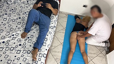 Me Gusta que el Masajista me Haga Masaje en mi Culo y mi Vagina al Frente de mi Marido Cornudo NTR Netorare