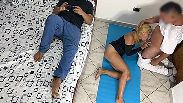 Me Gusta que el Masajista me Haga Masaje en mi Culo y mi Vagina al Frente de mi Marido Cornudo NTR Netorare