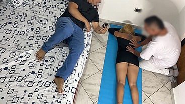 Me Gusta que el Masajista me Haga Masaje en mi Culo y mi Vagina al Frente de mi Marido Cornudo NTR Netorare