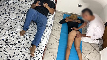 Me Gusta que el Masajista me Haga Masaje en mi Culo y mi Vagina al Frente de mi Marido Cornudo NTR Netorare