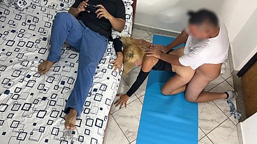 Me Gusta que el Masajista me Haga Masaje en mi Culo y mi Vagina al Frente de mi Marido Cornudo NTR Netorare