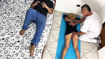 Me Gusta que el Masajista me Haga Masaje en mi Culo y mi Vagina al Frente de mi Marido Cornudo NTR Netorare