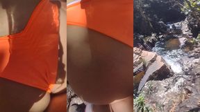 eu nao pude resistir! guia do penis grande me come deliciosamente na cachoeira no meio da natureza / i couldn t resist! big penis guide eats me deliciously at the waterfall in the middle of nature