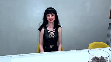 Séance lesbienne très sensuelle pour Lucifera, 19ans...