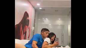 Masajeando a la amiga de mi hermana por dentro y por fueras hasta que me chorree en se boca