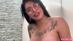 Nerd Tattooed with Big Dick Giving Her Ass to the Roludo