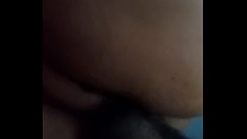Llenando de leche el culo de la negrita