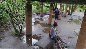 ENCONTREI UM HETERO PERDIDO NO MATO MIJANDO E FODEMOS ESCONDIDO