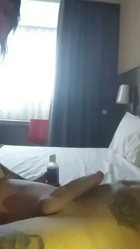 Te apetece un masaje muy completo con aceite? Los dos solos, desnudos sobre la cama, te la chupo un poco y dejo caer el aceite sobre tu polla dura, asi bien lubricada me pongo encima, folando y termi…