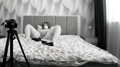 I masturbate my hairy pussy to orgasm