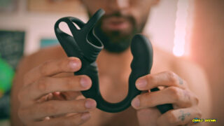 Colombiano gostoso e não circuncidado enfia o dedo no cu e se masturba até gozar muito.