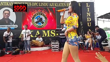 Indonesian Erotic Dance - Pretty Sintya Riske Wild Dance on stage