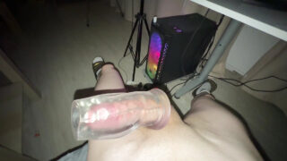 Любительское соло от лица белого красавца: мастурбация с огромным членом и интенсивный анальный секс.