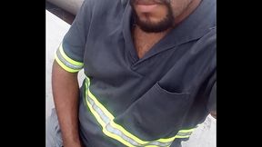 Trabalhador escondido na obra se masturbando