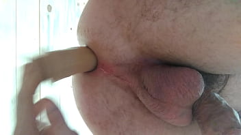 Esfolando meu cuzinho com consolo grande, deixando bem aberto escorrendo