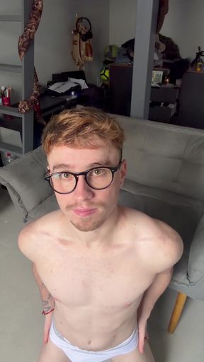 Amateur onlyfan shows off her ass
