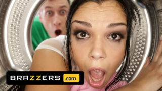 Fellatio, sikanie &#8211; cycata brunetka Sofia Lee jest analnie ru*chana przez Charliego Deana