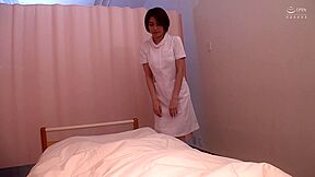 痴女すぎる看護師さんが夜にこっそり患者に跨り問答無用で騎乗位腰振りハードピストン