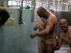 Trabalhadores gays tomando banho juntos