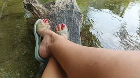 In the middle of the water sandals painted nails and pronounced arches (3)