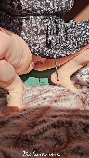 Horny mature squats to gape her big bald twat .