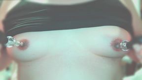 ニップルポンプで女性化した乳首を吸引　Suck the feminized nipple with a nipple pump.
