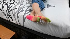 Venus ignores me while I worship her feet (720)