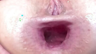 Salope aux gros seins étirée par un fisting intense