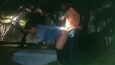 Homem trans com muito tesão fode na praça com seu amigo