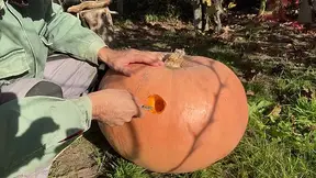 Ich Ficke meinen Riesen Halloween K�rbis und spritze auf ihn ab 2024