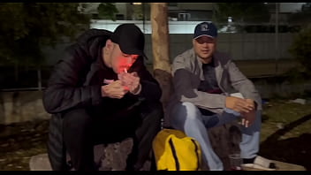 AMIGOS FORAM B-B-R NA QUADRA E CABARAM NA BRODERAGEM AT&Eacute_ QUE DERREPENDE APARECEU UM MORADOR DE RUA QUE DEIXOU TUDO MAIS INTERESSANTE