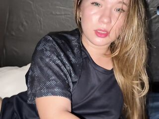 Rubia atrapada MASTURBANDOSE en campamento escolar - Follada ANAL y VAGINAL