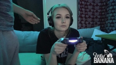 Gamer Girl Multitasks!