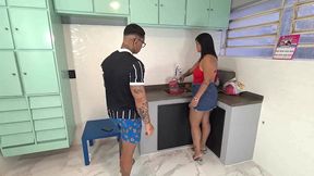minha pia da cozinha entupiou chamei o encanador gostoso que me fodeu sem camisinha