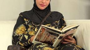 ”Sweet female in hijab tried on salesman's prick instead of new clothes”