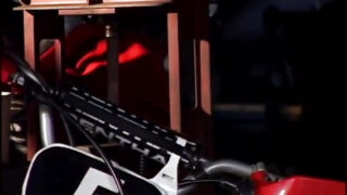 3Pダブル挿入：ダナ・ベスポリのタイトなお尻と小さなおっぱいが、ラテックスヒールを履いたアンドリュー・アンドレッティとスティーブン・フレンチに叩かれる