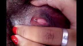 NOVINHA DA BUCETA CABELUDA SE MASTURBANDO