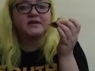 Amputee eats burger